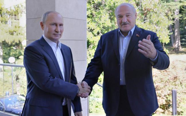 El presidente de Bielorrusia, Alexander Lukashenko, durante un encuentro con Vladimir Putin.