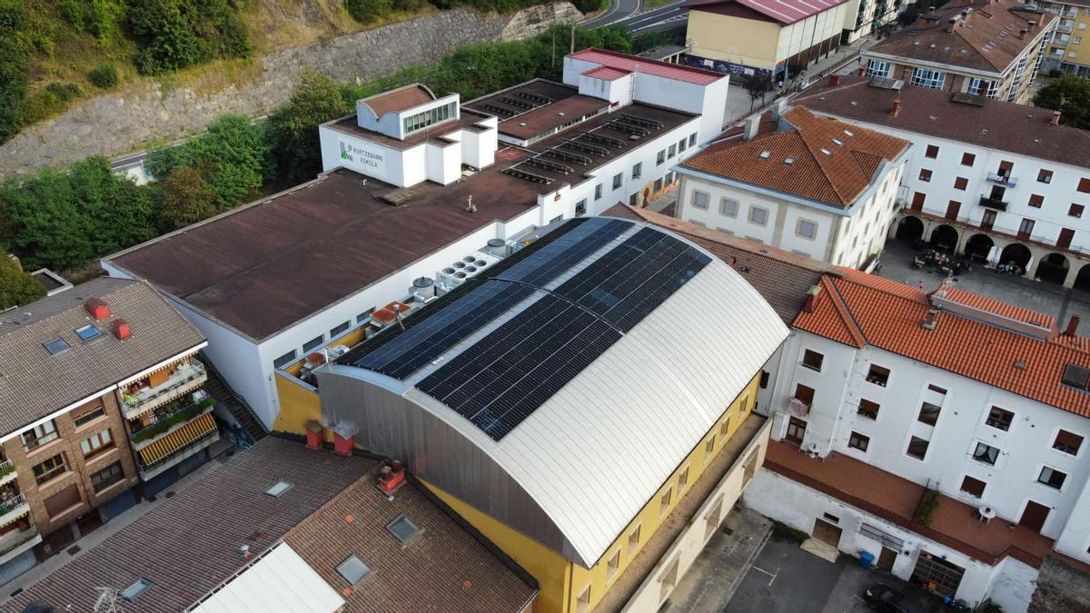 Vista de la instalación de placas solares en la cubierta del edificio de Arkupe.