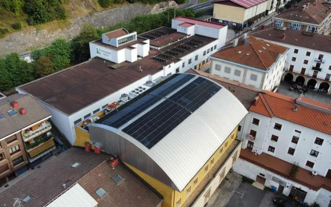 Vista de la instalación de placas solares en la cubierta del edificio de Arkupe.