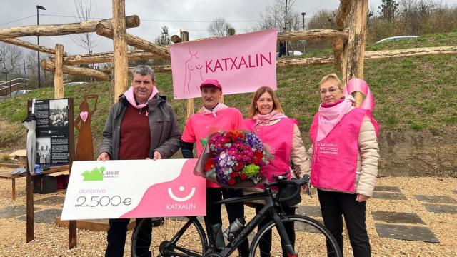 Julio Pascual, con los representantes de Katxalin y Lurkide.