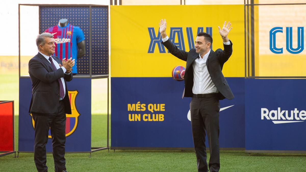 Joan Laporta y Xavi Hernández, en la presentación de este último como entrenador del Barcelona.