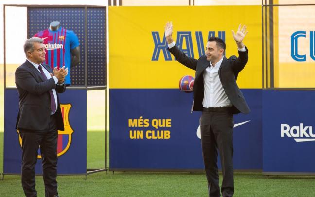 Joan Laporta y Xavi Hernández, en la presentación de este último como entrenador del Barcelona.