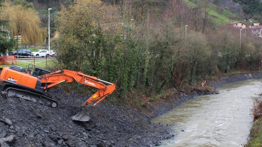 Representantes de Gobierno vasco, URA y Ayuntamiento visitaron ayer las obras.