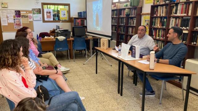 Foto de la presentación de la reciente presentación de la novela 'Orbis Ultra' en la Biblioteca Dunboa / N.G. Foto de la presentación de la reciente presentación de la novela 'Orbis Ultra' en la Biblioteca Dunboa