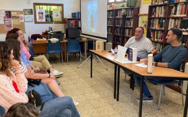 Foto de la presentación de la reciente presentación de la novela 'Orbis Ultra' en la Biblioteca Dunboa