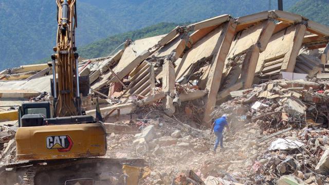 Maquinaria pesada, equipos de emergencia y voluntarios retiran los escombros y buscan a las personas desaparecidas en La Guaira.