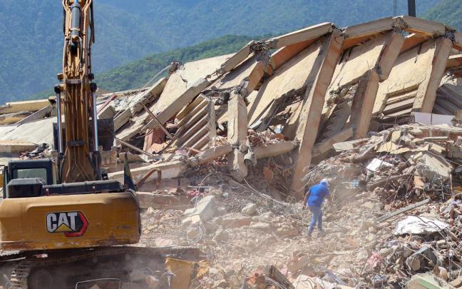 Maquinaria pesada, equipos de emergencia y voluntarios retiran los escombros y buscan a las personas desaparecidas en La Guaira.