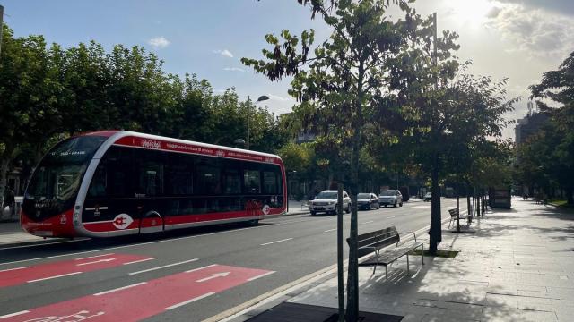 Uno de los autobuses de la línea 1 de Irunbus circulando por el Paseo Colón.