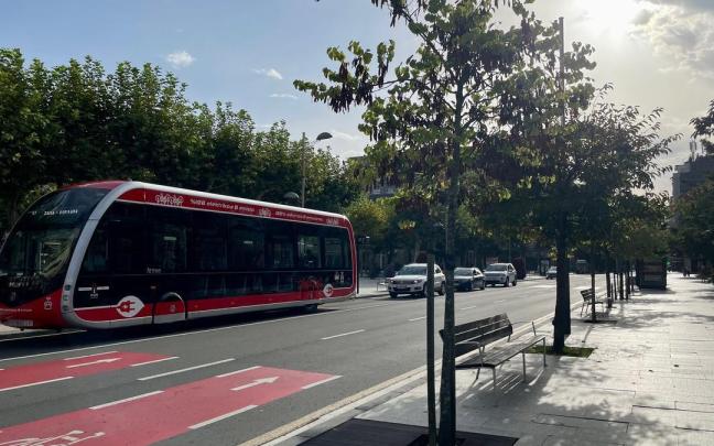Uno de los autobuses de la línea 1 de Irunbus circulando por el Paseo Colón.