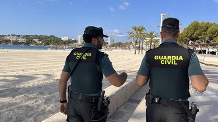 Dos guardias civiles en un playa de Ibiza, en una imagen de archivo.