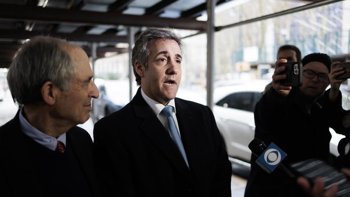 El exabogado de Trump, Michael Cohen, comparece ante los medios tras testificar en el juicio.