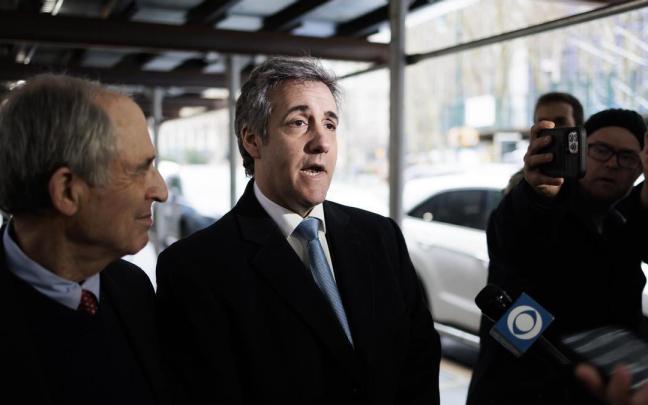 El exabogado de Trump, Michael Cohen, comparece ante los medios tras testificar en el juicio.