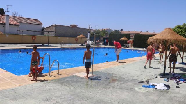 Una piscina de una urbanización.