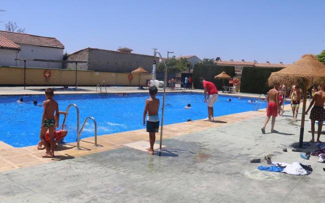Una piscina de una urbanización. / EP Una piscina de una urbanización.