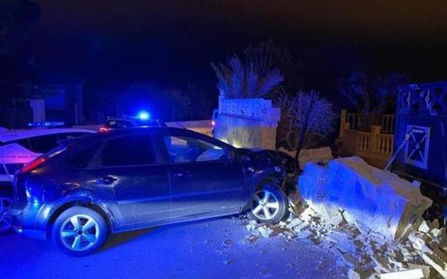 El hombre terminó empotrando su coche contra un muro.