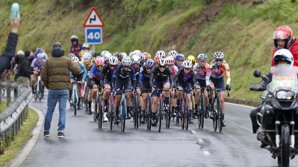 El pelotón en la primera etapa de la Itzulia Women.