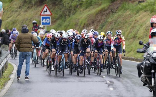El pelotón en la primera etapa de la Itzulia Women.