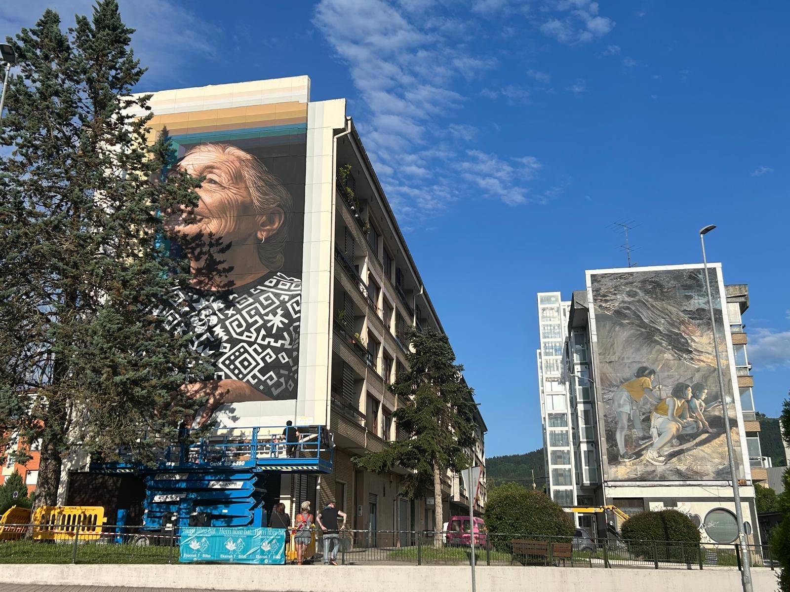 Los murales que ya lucen en algunas fachadas hacen de Lemoa un municipio más agradable