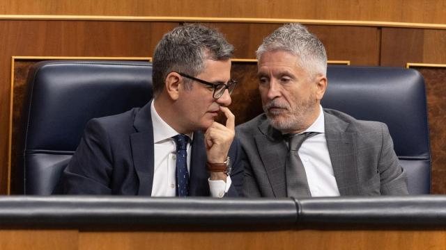 El ministro de la Presidencia, Justicia y Relaciones con las Cortes, Félix Bolaños (i), y el ministro de Interior, Fernando Grande-Marlaska, durante una sesión de control al Gobierno.