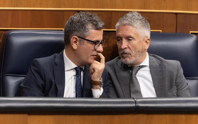 El ministro de la Presidencia, Justicia y Relaciones con las Cortes, Félix Bolaños (i), y el ministro de Interior, Fernando Grande-Marlaska, durante una sesión de control al Gobierno.