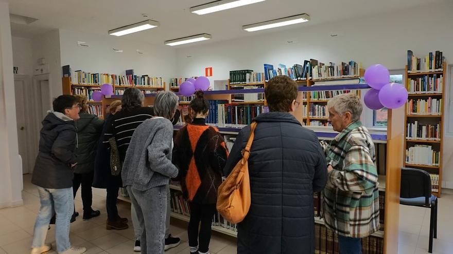 Zona en la biblioteca con libros de temática feminista.