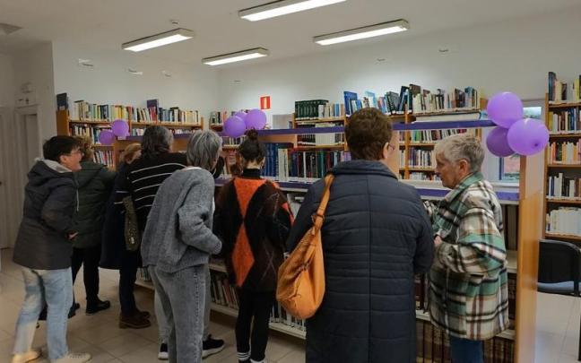 Zona en la biblioteca con libros de temática feminista.