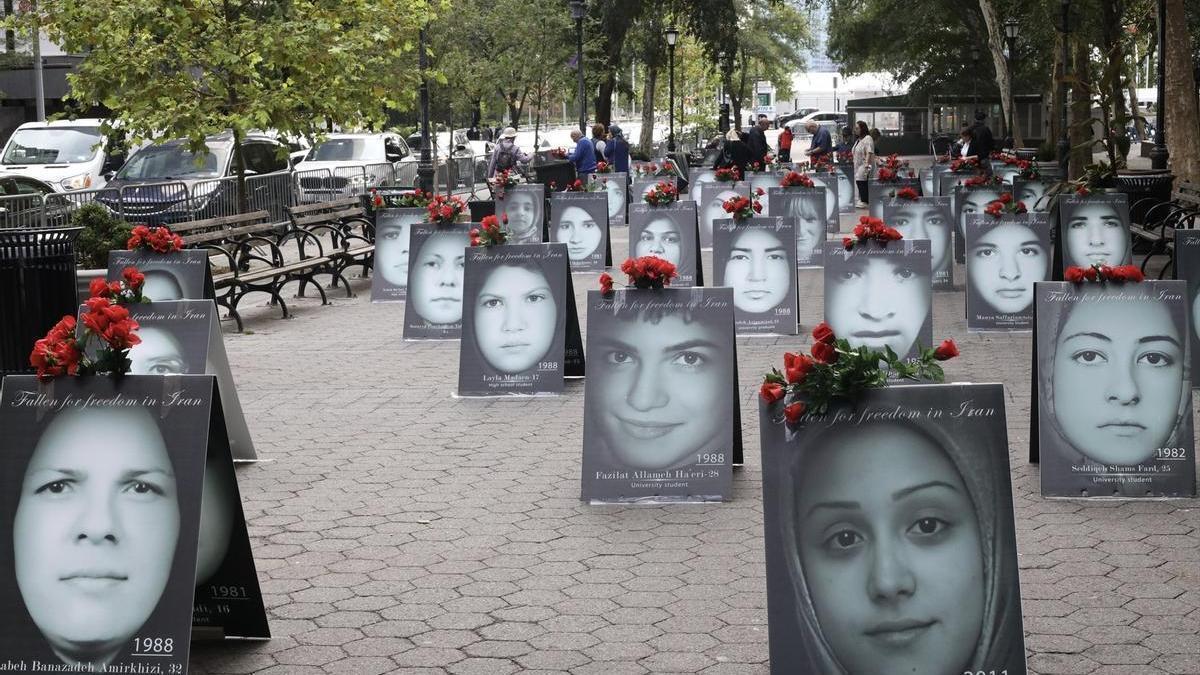 Homenaje a las mujeres asesinadas por el régimen iraní en Nueva York, coincidiendo con el aniversario de la muerte de Masha Amini.