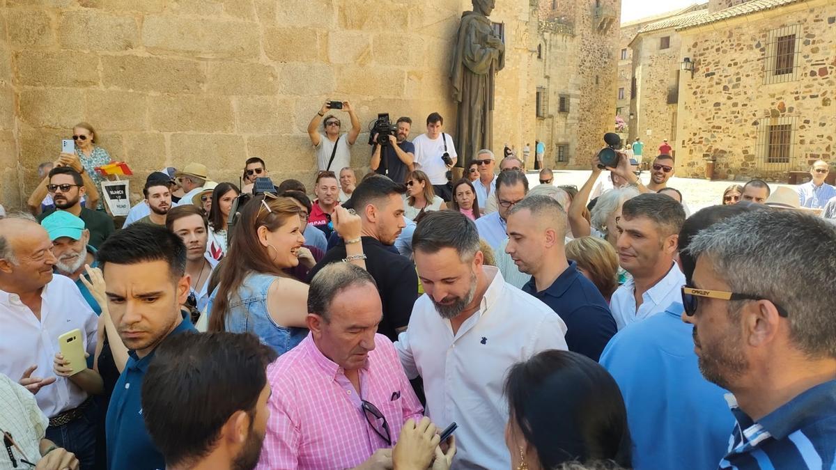 El líder de Vox, Santiago Abascal, saluda a simpatizantes en Cáceres.