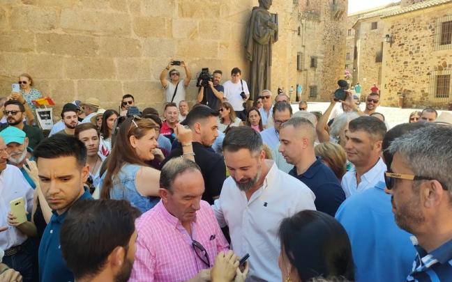 El líder de Vox, Santiago Abascal, saluda a simpatizantes en Cáceres.