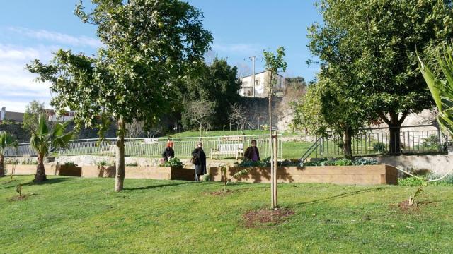 Miriam Romatet, Marina Bidasoro y Argi Yeregi en el jardín del Convento de Zumaia.