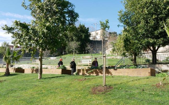 Miriam Romatet, Marina Bidasoro y Argi Yeregi en el jardín del Convento de Zumaia.