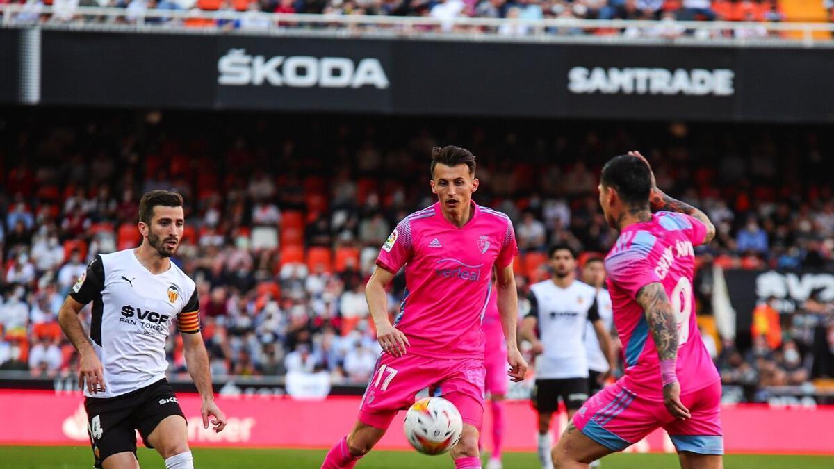 Budimir y Chimy Ávila ante Gayá, en el partido de Liga de la pasada temporada.