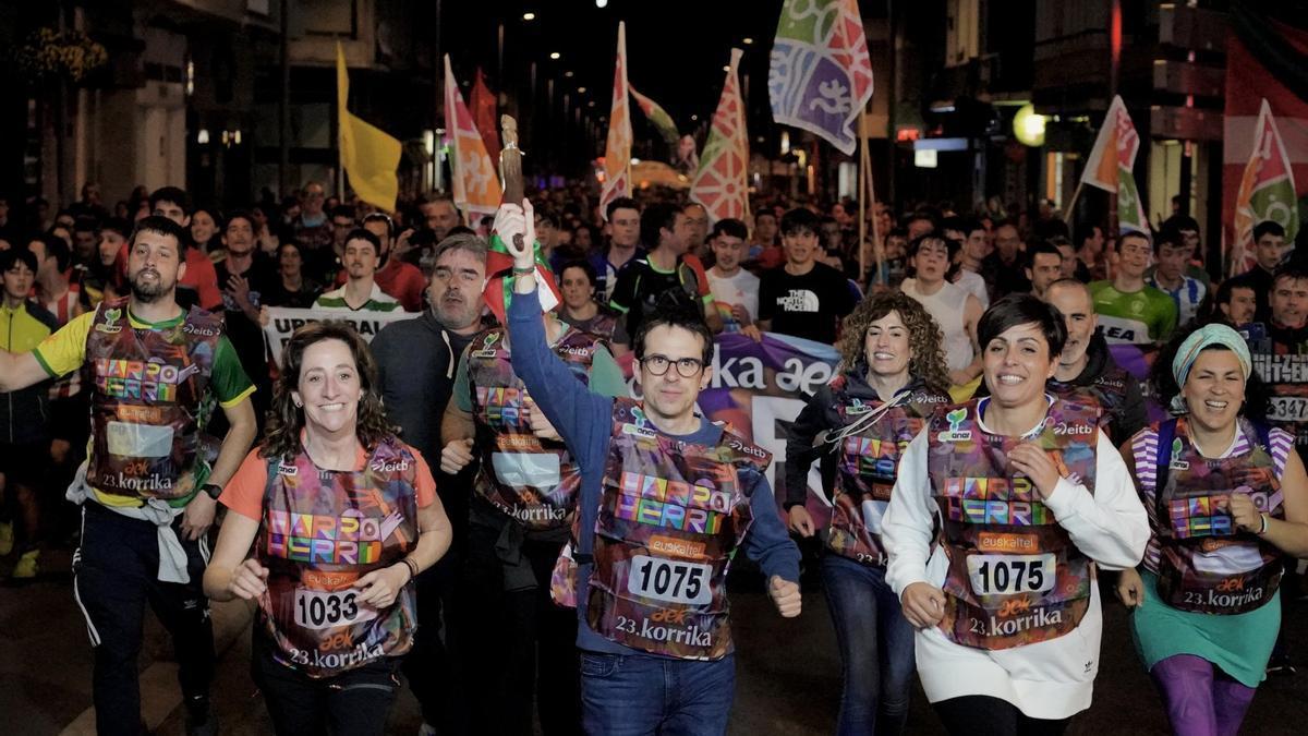 El portavoz parlamentario de EH Bildu, Pello Otxandiano, con el lekuko de Korrika en la edición de 2024