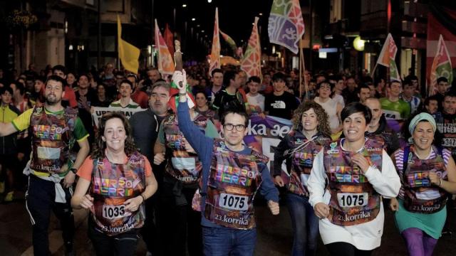 El portavoz parlamentario de EH Bildu, Pello Otxandiano, con el lekuko de Korrika en la edición de 2024