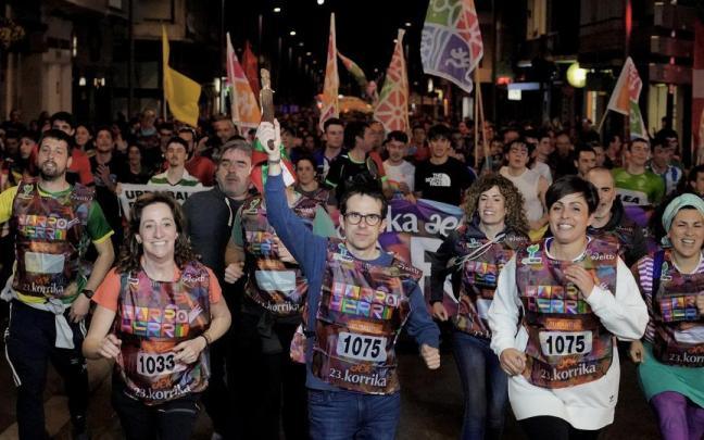 El portavoz parlamentario de EH Bildu, Pello Otxandiano, con el lekuko de Korrika en la edición de 2024