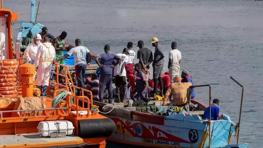 Imagen de archivo de un cayuco con 363 inmigrantes siendo rescatado en aguas próximas a Canarias.