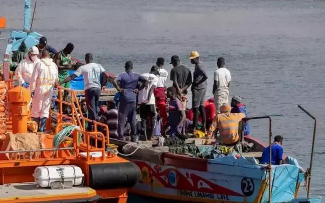 Imagen de archivo de un cayuco con 363 inmigrantes siendo rescatado en aguas próximas a Canarias. / EFE Imagen de archivo de un cayuco con 363 inmigrantes siendo rescatado en aguas próximas a Canarias.