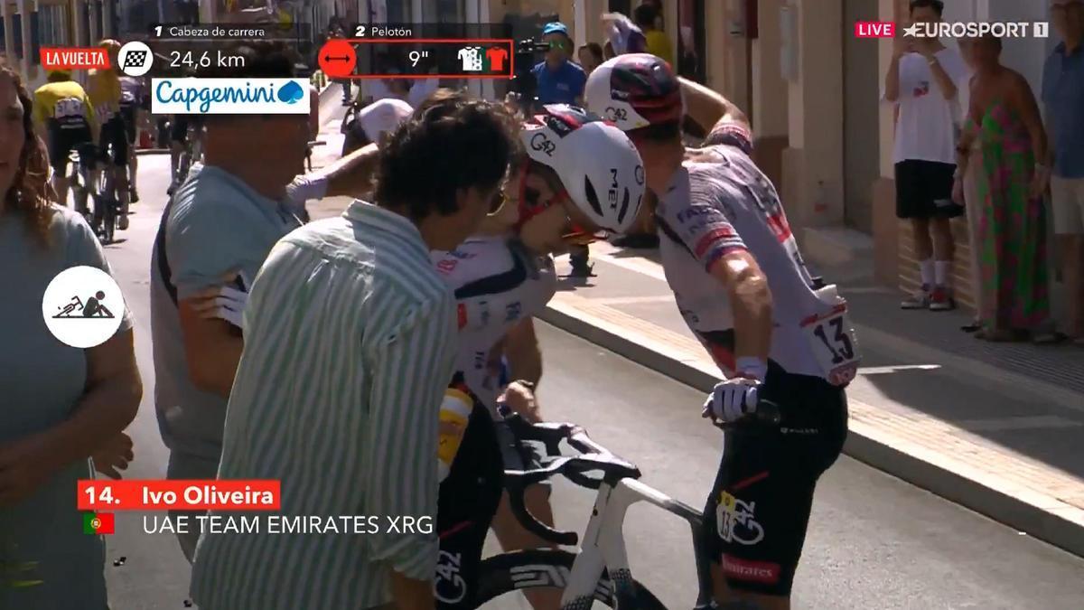 La surrealista escena de La Vuelta que arrasa en redes: el cigarro, el bidón y el -casi- robo de una bici en directo.