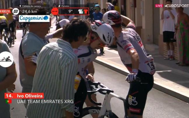 La surrealista escena de La Vuelta que arrasa en redes: el cigarro, el bidón y el -casi- robo de una bici en directo.