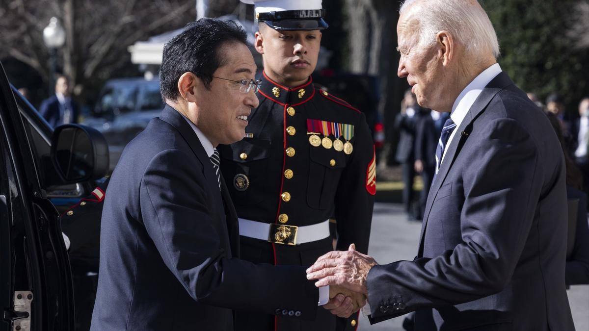 El presidente Joe Biden recibe al primer ministro de Japón, Kishida Fumio, en el jardín sur de la Casa Blanca en Washington