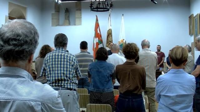 Instante en el que se guarda el minuto de silencio antes de comenzar el Pleno ordinario municipal en Hondarribia