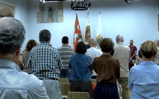 Instante en el que se guarda el minuto de silencio antes de comenzar el Pleno ordinario municipal en Hondarribia