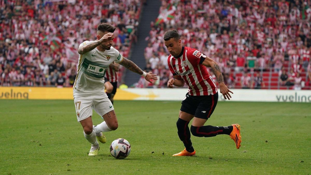 Álex Berenguer trata de zafarse de Josan en un lance del partido.
