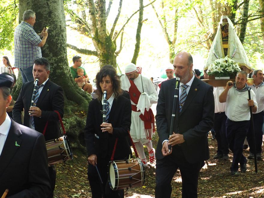 La Banda Municipal de Txistularis de Eibar durante la procesión del día de la Virgen de Arrate.