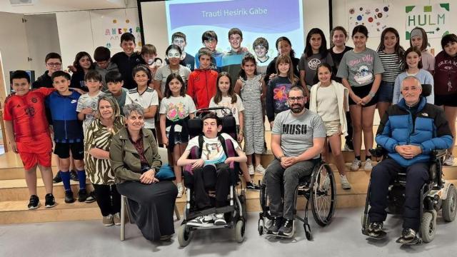Integrantes de Trauti, alumnas y alumnos en una de las charlas impartidas en los centros escolares.