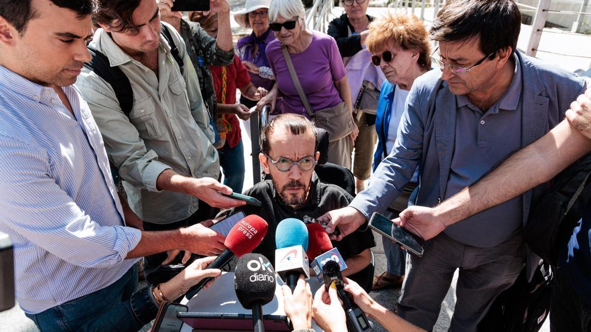 Echenique atiende a los medios tras comparecer ante el juez.