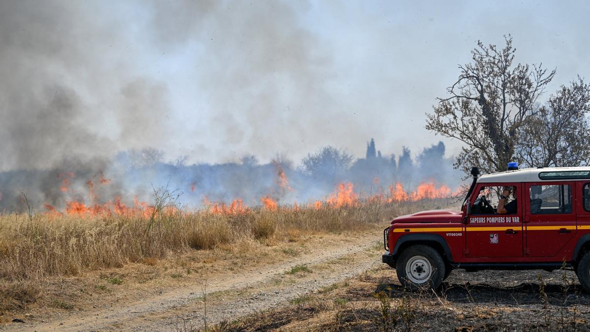 El fuego en el sur de Francia "ya no avanza" aunque sigue sin estar controlado