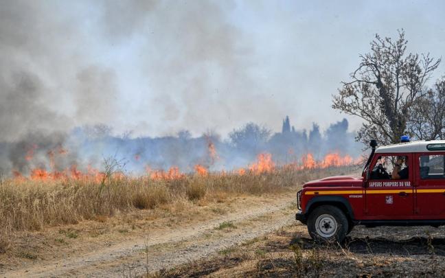 El fuego en el sur de Francia "ya no avanza" aunque sigue sin estar controlado