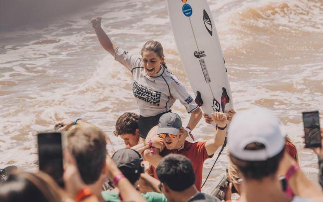 Janire Gonzalez Etxabarri celebra su victoria en el Campeonato del Mundo de El Salvador.