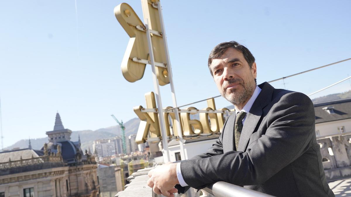 Anton Arriola, en la terraza de la sede central de Kutxabank en Bilbao.